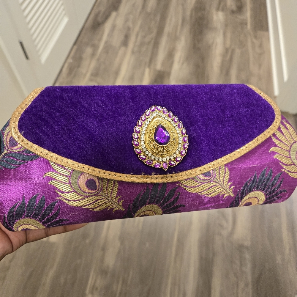 Beautiful, vibrant clutch.